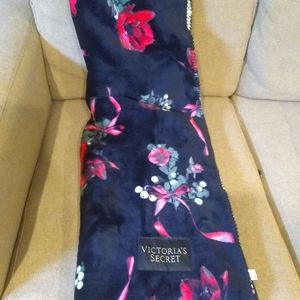 Black and white Blanket Victoria's Secret print flowers 🌹🌹